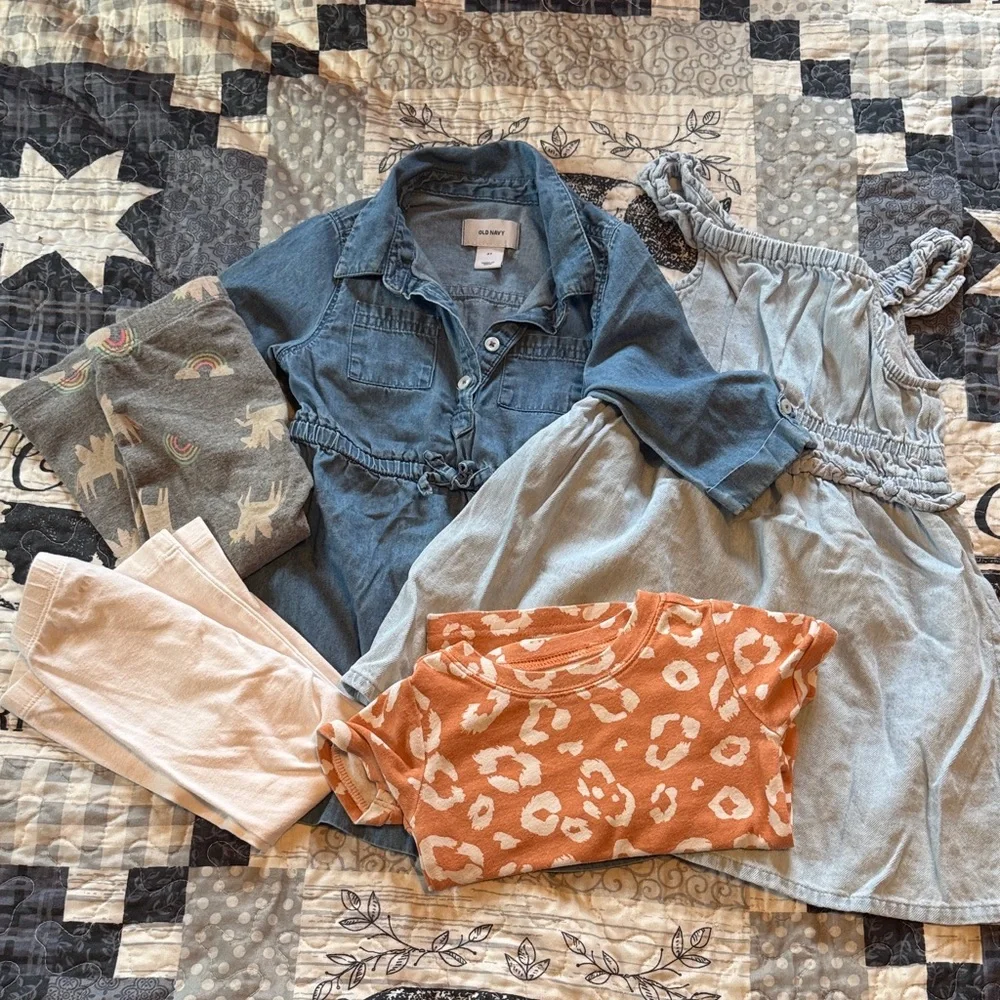 Old Navy 2T girls Bundle - Picture 1 of 1